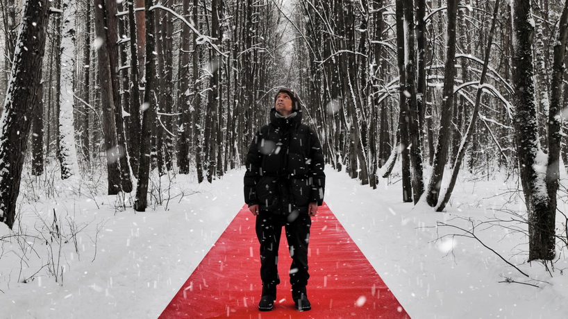 a 250 meters long red carpet made directly in the landscape stretches across a snowy forest 9