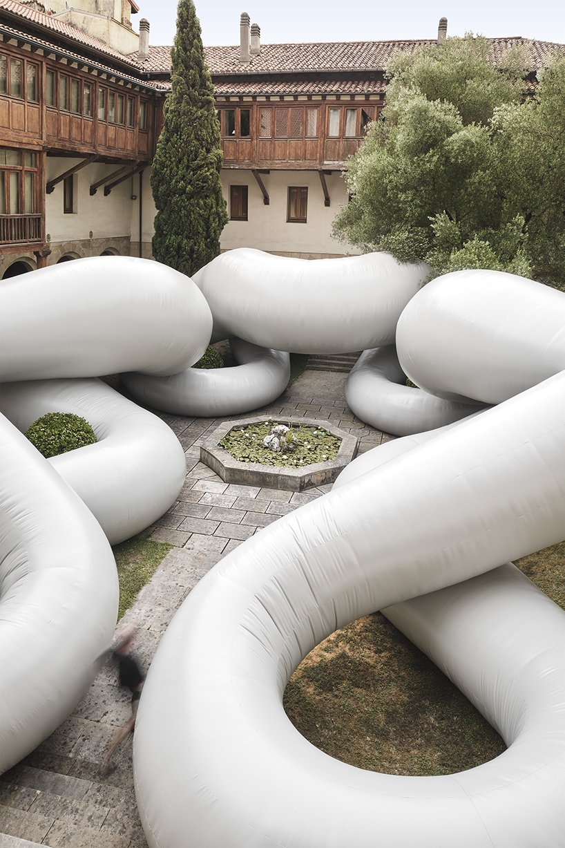martillo neumático’s cuerpo gris colonizes the courtyard of 16th-century cloister in bilbao