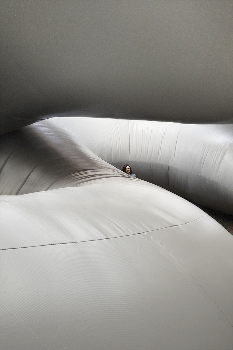 martillo neumático’s cuerpo gris colonizes the courtyard of 16th-century cloister in bilbao