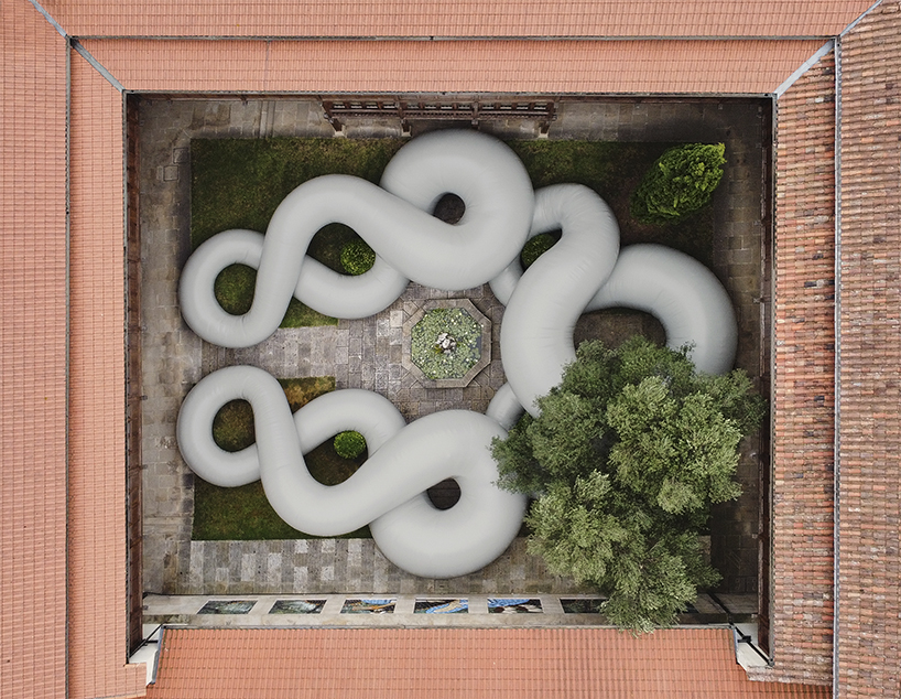 martillo neumático’s cuerpo gris colonizes the courtyard of 16th-century cloister in bilbao