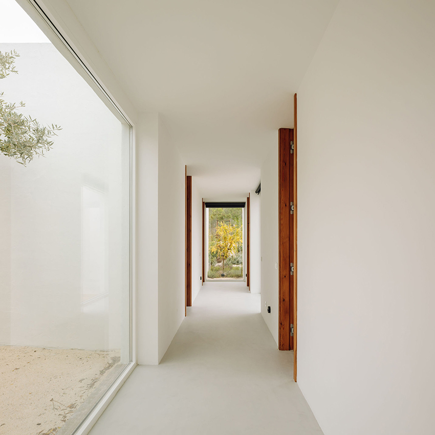 fragmentos designs a house of white volumes in comporta, portugal designboom