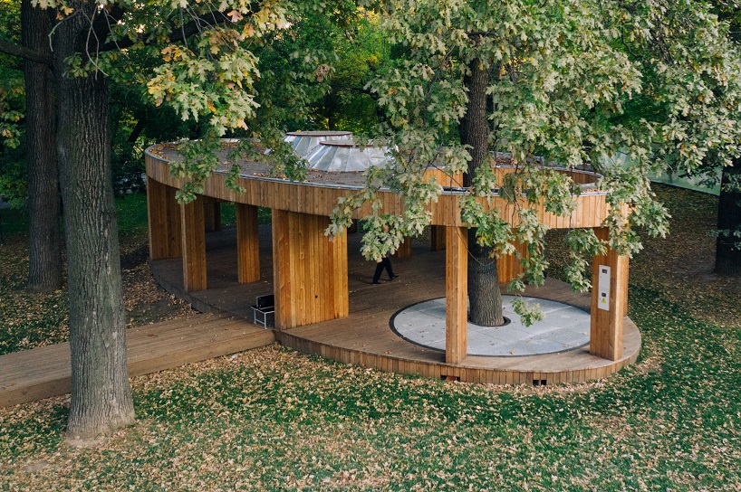 narodnyi architector blends wooden garden pavilion into historical center of moscow