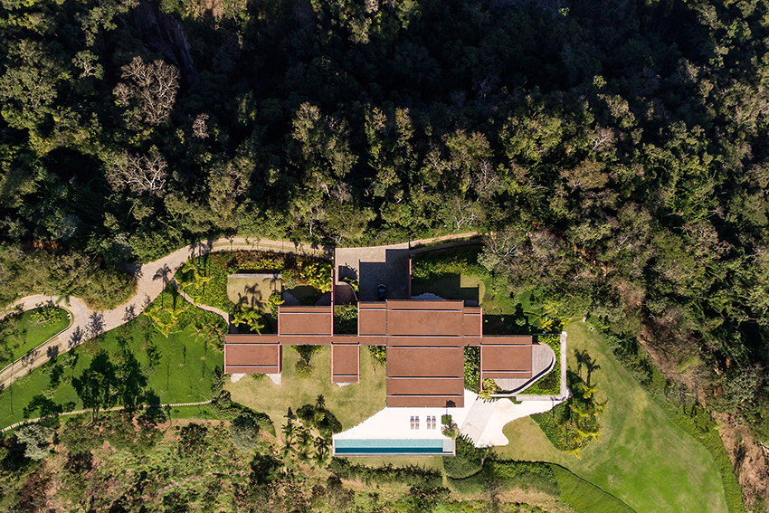 terracotta tinted walls adorn this hilltop weekend home in brazil by bernardes arquitetura 