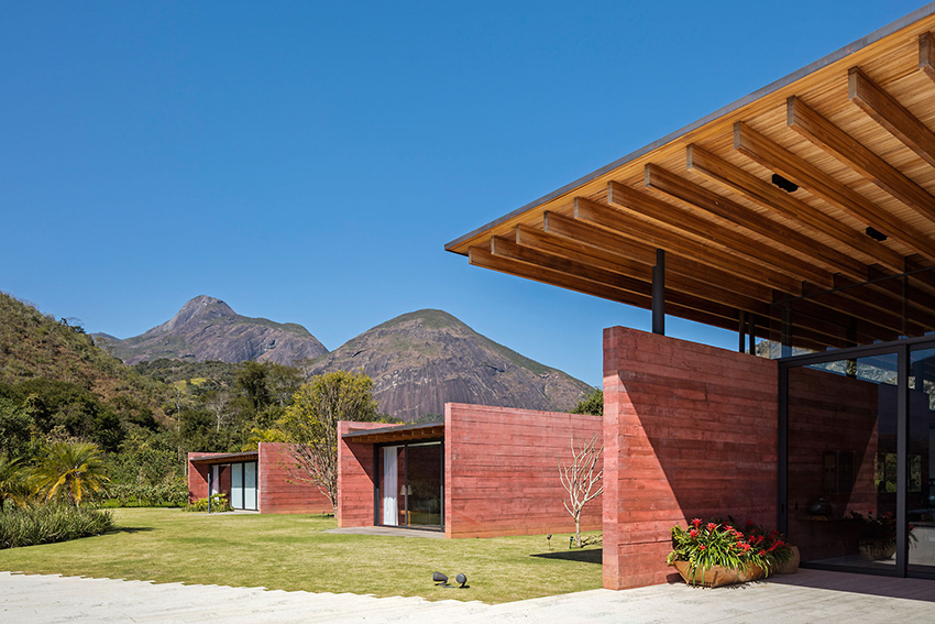 terracotta tinted walls adorn this hilltop weekend home in brazil by bernardes arquitetura 