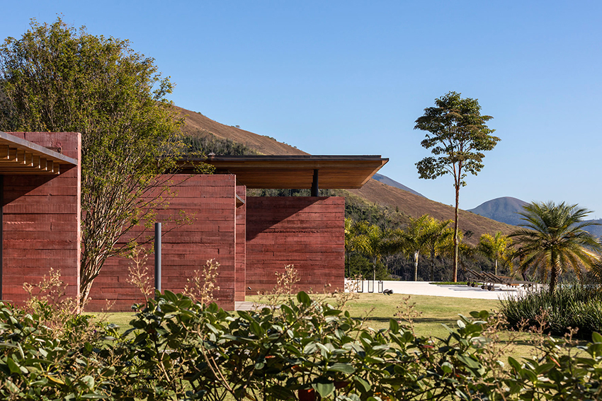 terracotta tinted walls adorn this hilltop weekend home in brazil by bernardes arquitetura 