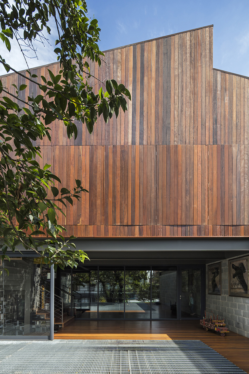 wooden cladding wraps the façade of brincante institute by bernardes arquitetura