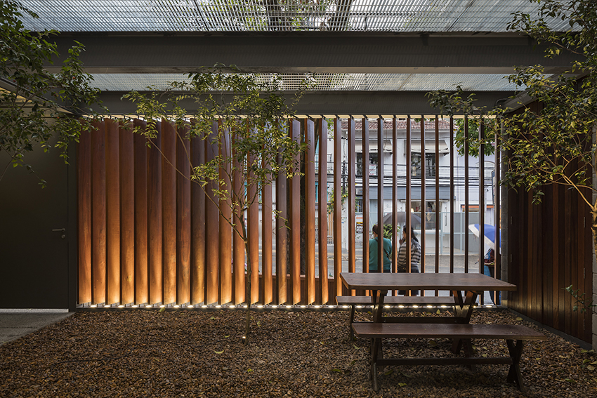 wooden cladding wraps the façade of brincante institute by bernardes arquitetura