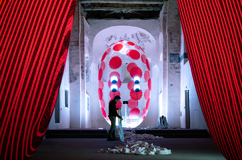 giant inflatable characters leads visitors along contemplative journey in installation by ENESS