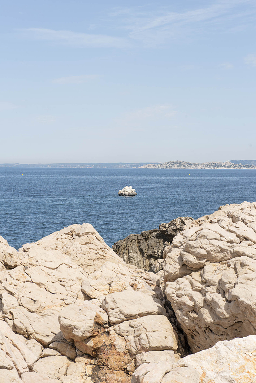 l'invisible is an artificial rock that cruises marseille’s coast