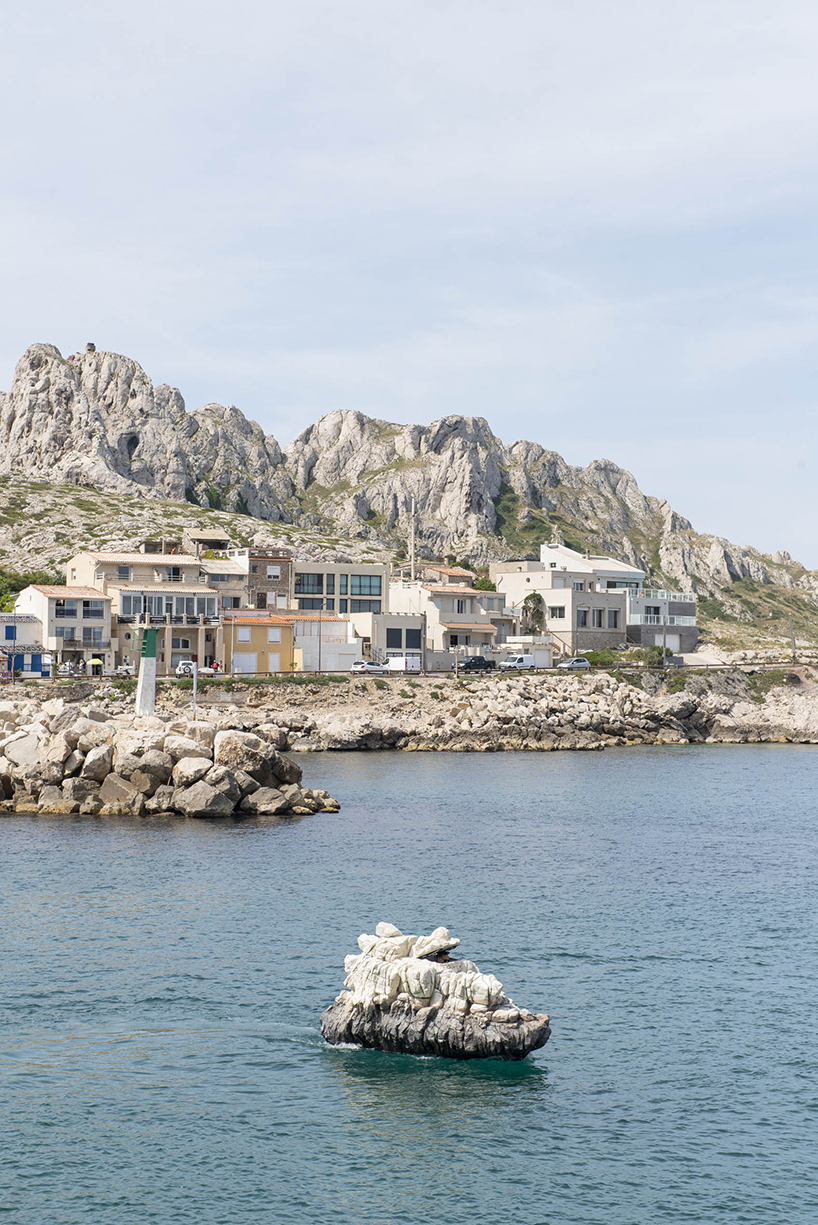 l'invisible is an artificial rock that cruises marseille’s coast