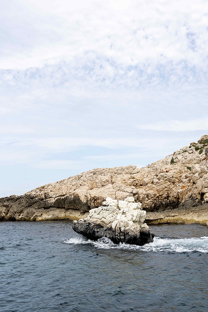 l'invisible is an artificial rock that cruises marseille’s coast