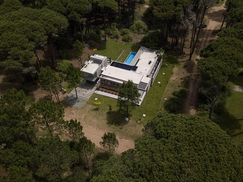 scale-like concrete façade interrupts dwelling's horizontality in argentina by estudio galera