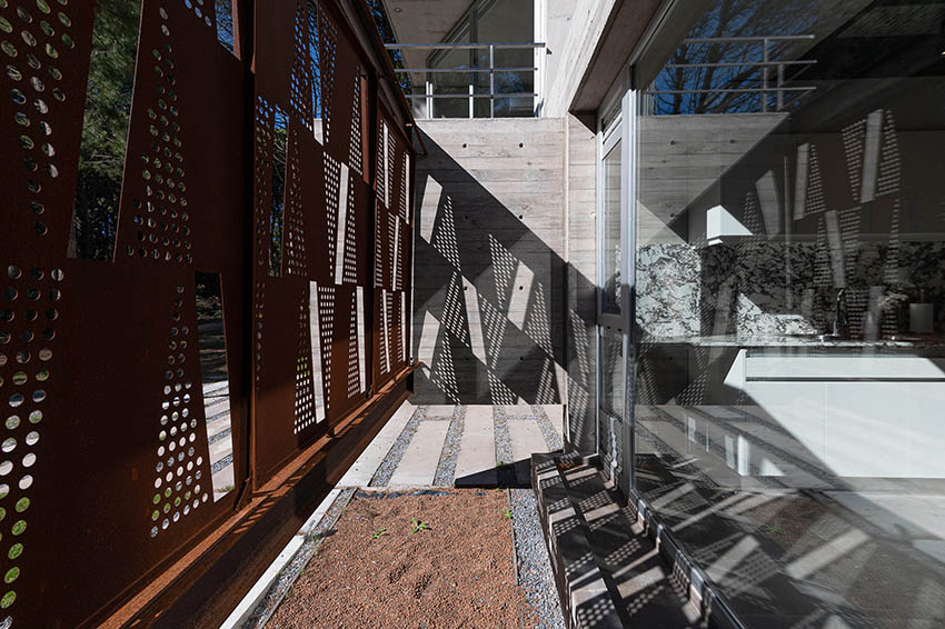 scale-like concrete façade interrupts dwelling's horizontality in argentina by estudio galera