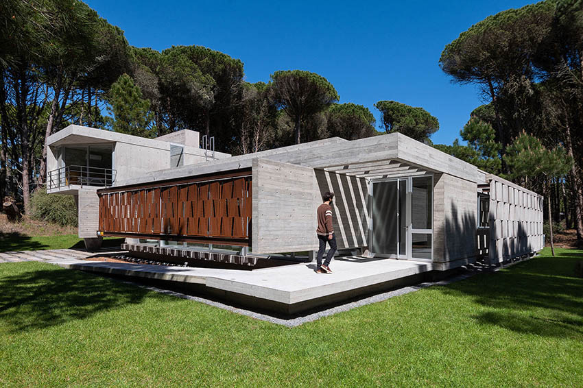 scale-like concrete façade interrupts dwelling's horizontality in argentina by estudio galera