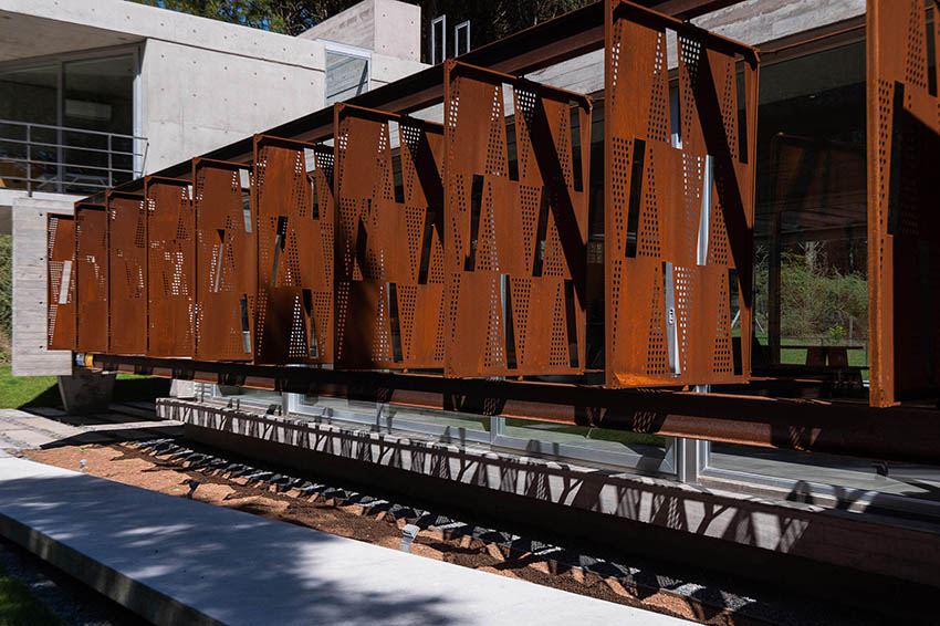 scale-like concrete façade interrupts dwelling's horizontality in argentina by estudio galera