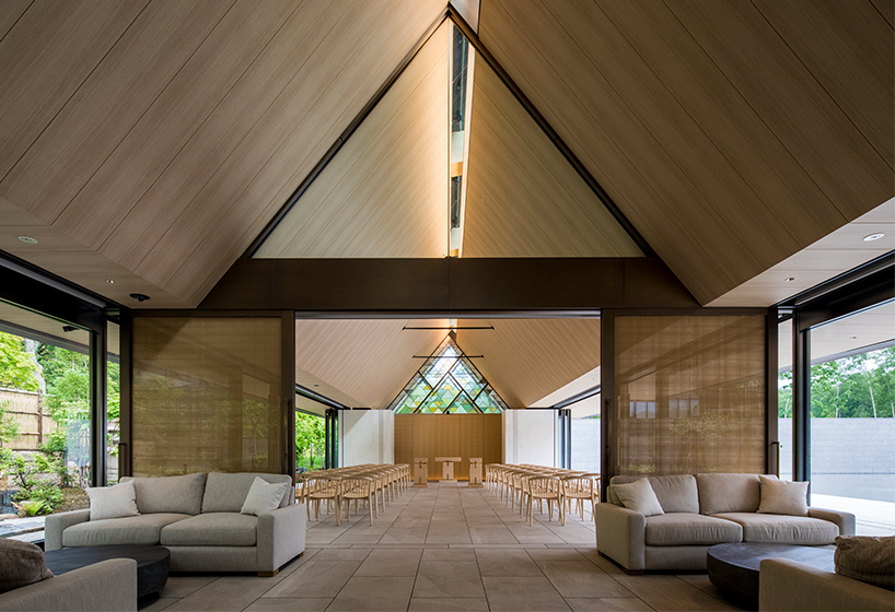 fragmented floating roof tops NIKKEN SIKKEI's chapel in japan