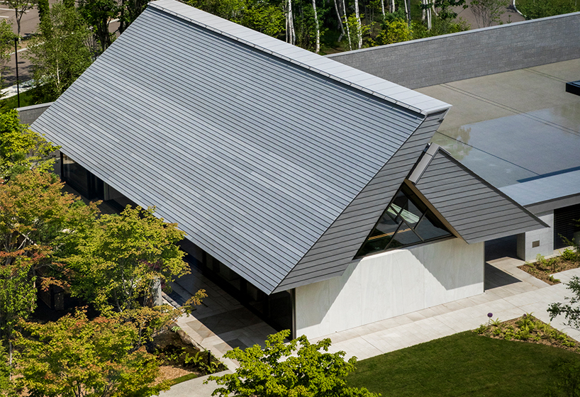 fragmented floating roof tops NIKKEN SIKKEI's chapel in japan