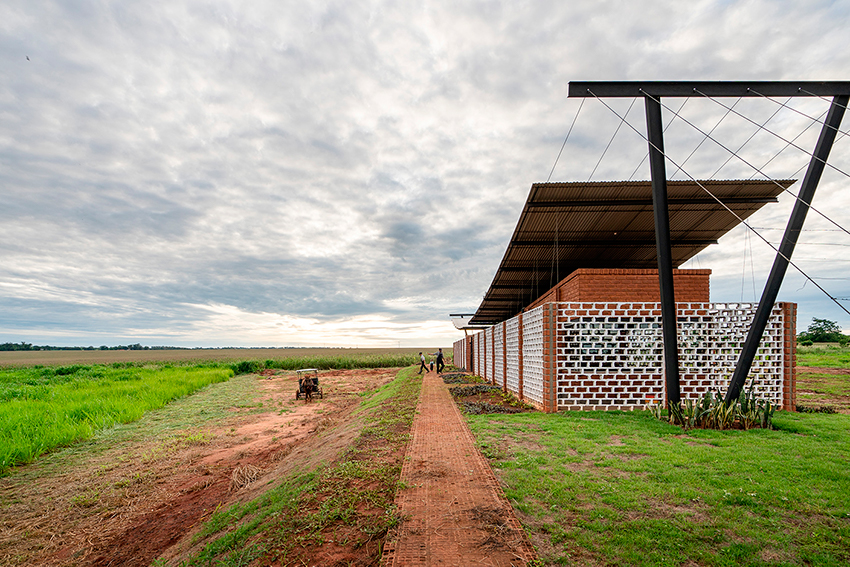 minimo común arquitectura tops office building in paraguay with 'smiling' floating roof