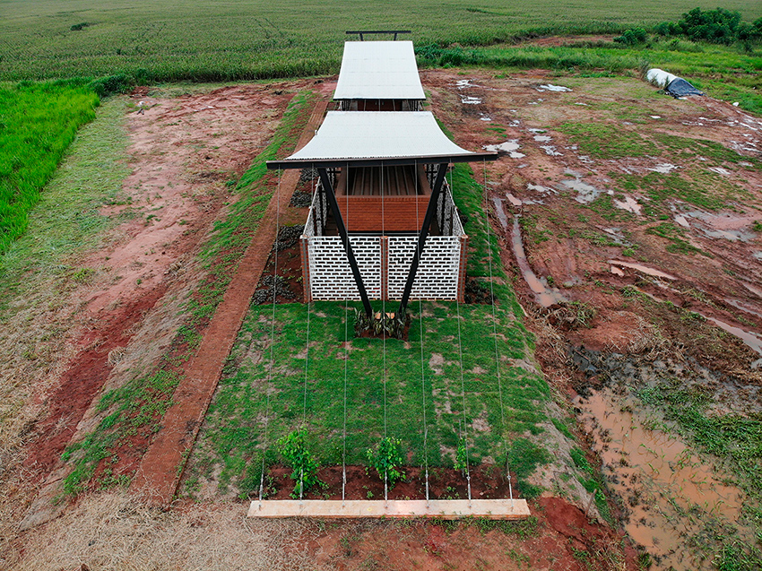 minimo común arquitectura tops office building in paraguay with 'smiling' floating roof