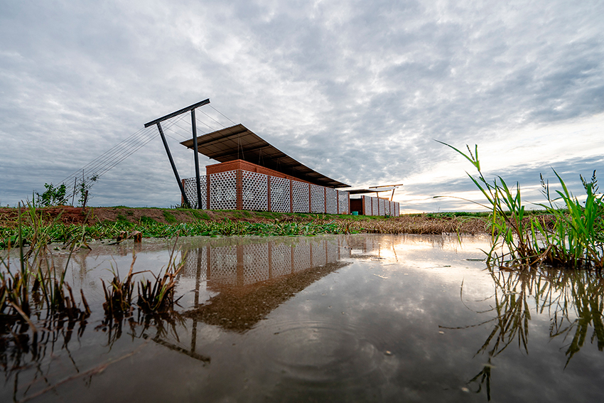 minimo común arquitectura tops office building in paraguay with 'smiling' floating roof