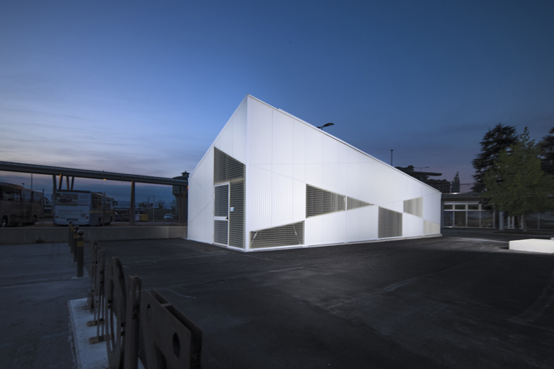 triangular geometries and gridded textures shape studio 3mark’s bike station in italy