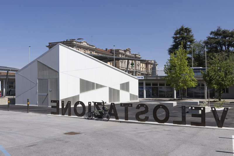 triangular geometries and gridded textures shape studio 3mark’s bike station in italy