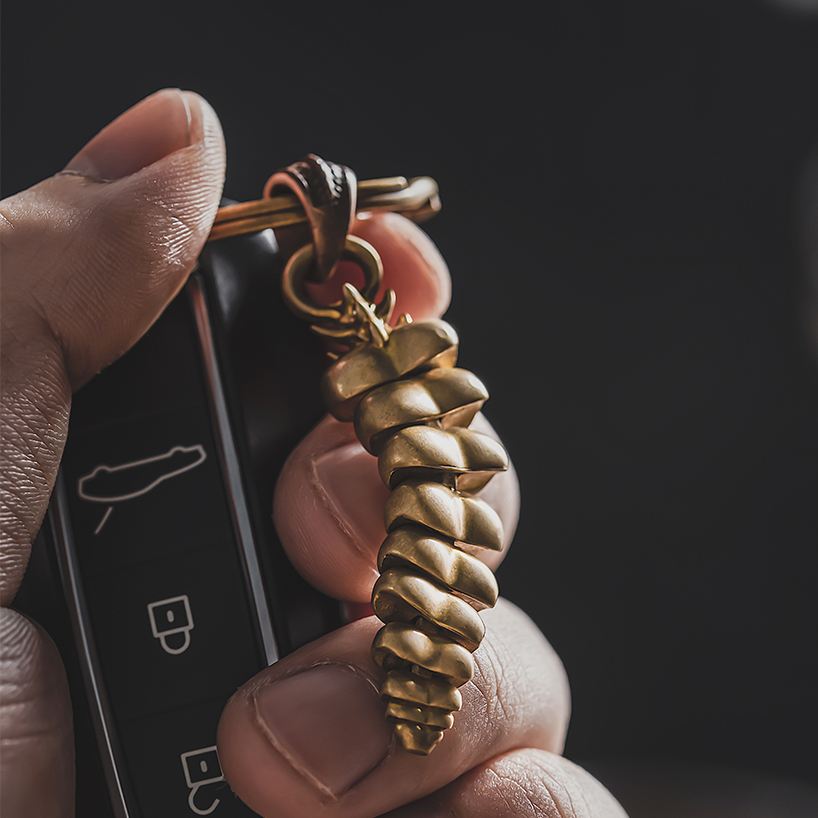 shake it up feel the creepy sound of a rattlesnake at any time its so crazy 3