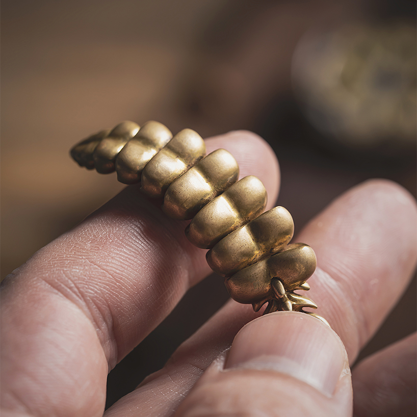 shake it up feel the creepy sound of a rattlesnake at any time its so crazy 5