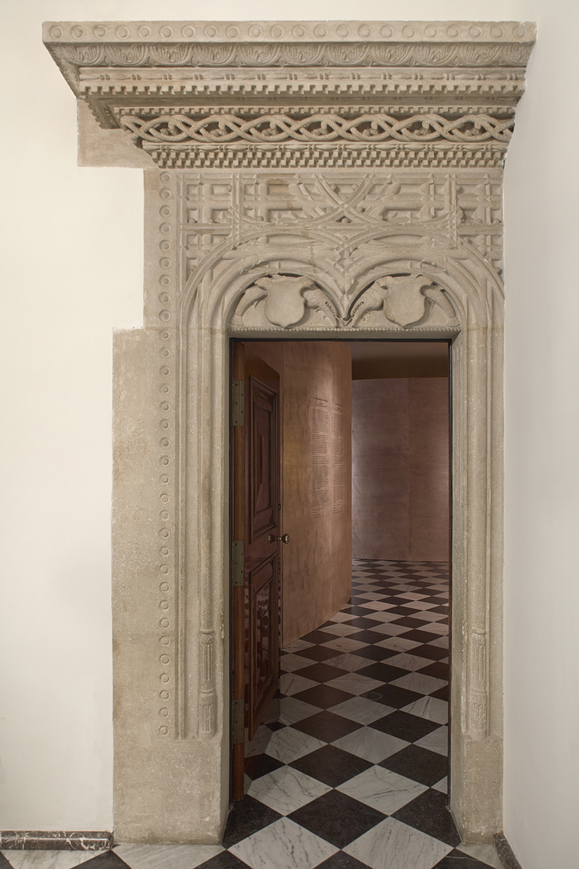 NArchitekTURA displays rembrandt's masterpiece on curved plywood in krakow's castle