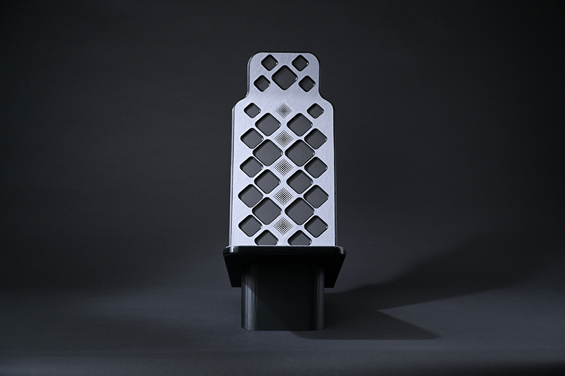 nFrontier's 'inflatable' unfolds from a center console to an ergonomic middle car seat