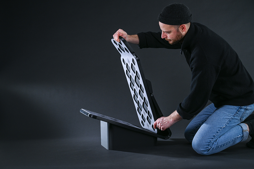 nFrontier's 'inflatable' unfolds from a center console to an ergonomic middle car seat