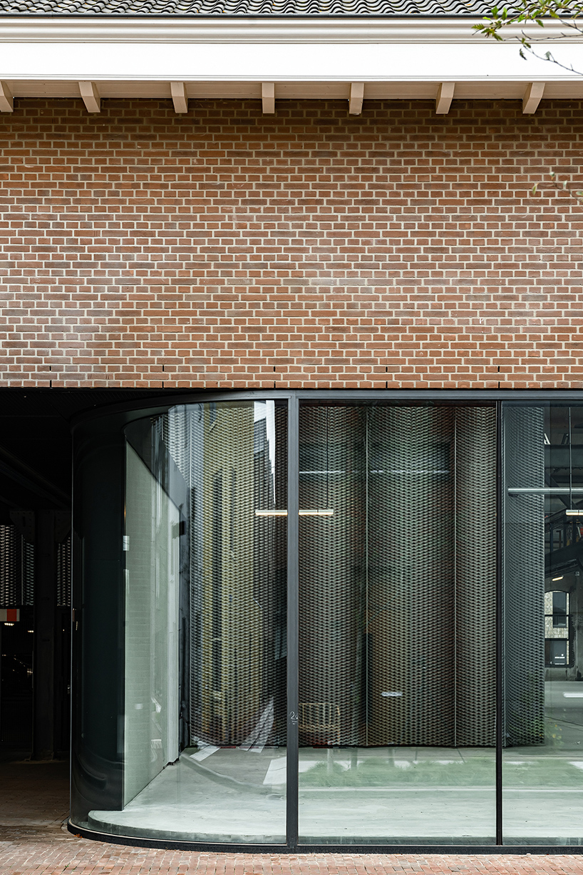 steel curtain in utrecht