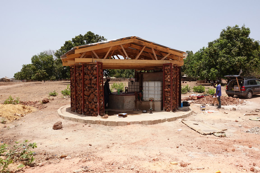 a well with stone architecture to facilitate access to drinking water 1