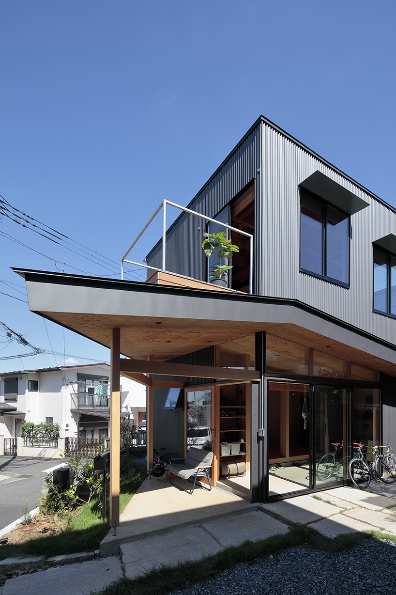 ‘terraced house’ in japan distributes weather-conformed zones to maximize living comfort