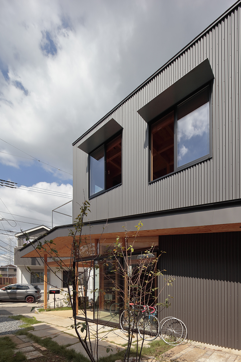 ‘terraced house’ in japan distributes weather-conformed zones to maximize living comfort