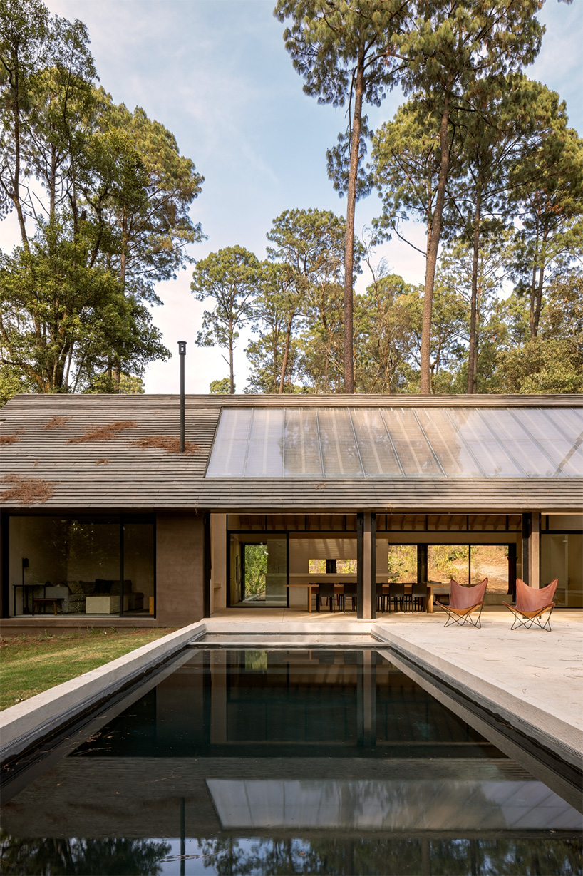 PPAA nestles idyllic retreat into pine tree woodlands of valle de bravo, mexico