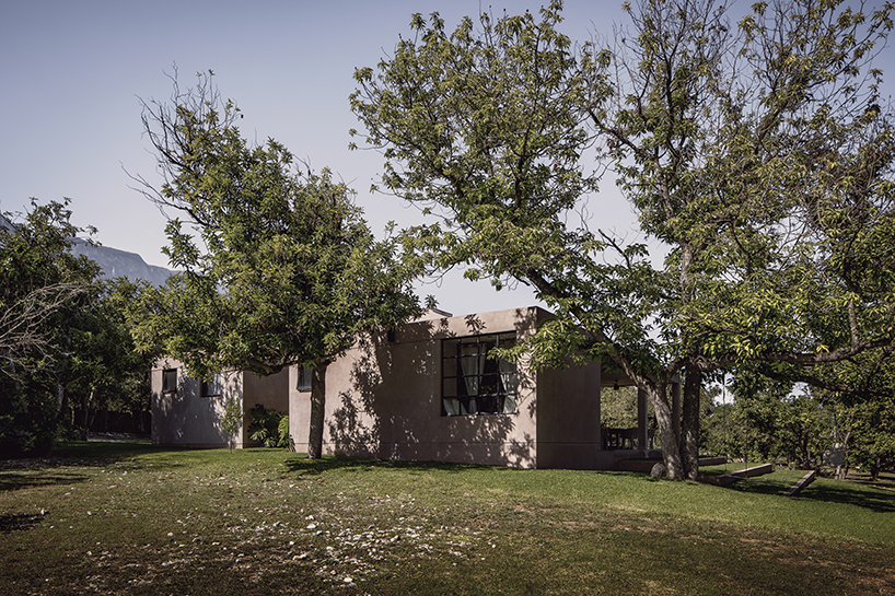 'el aguacate' weekend house composes off-the-grid living experiences in mexico