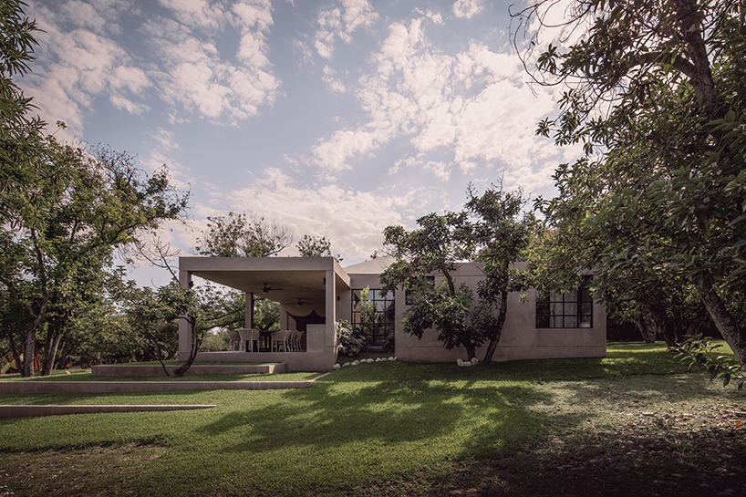 'el aguacate' weekend house composes off-the-grid living experiences in mexico