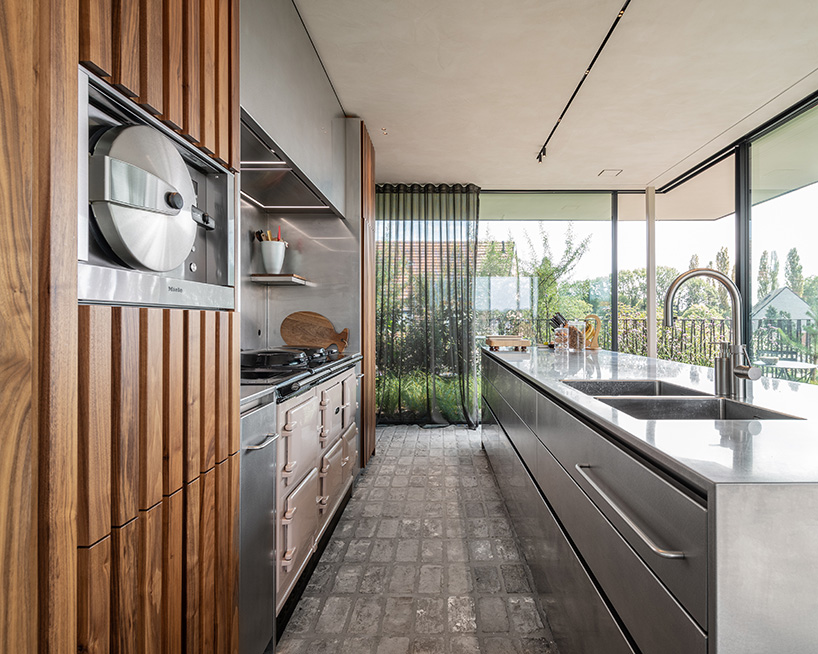 rounded volume made of walnut wood lies in the heart of penthouse T by objekt architecten - 4