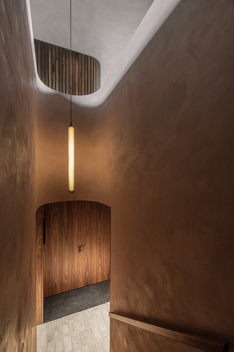 rounded volume made of walnut wood lies in the heart of penthouse T by objekt architecten - 7