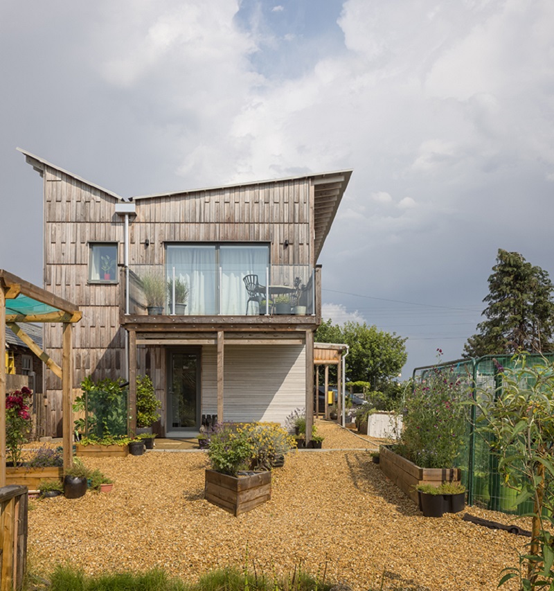 inverted gable roof unfolds on top of mole architects’ passivhaus in the UK
