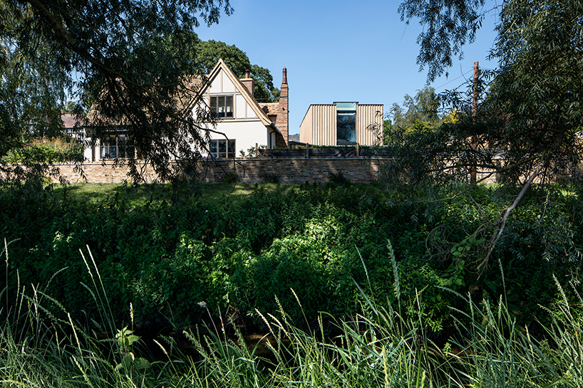 vertical oak cladded formation expands 17th-century renovated cottage in the UK