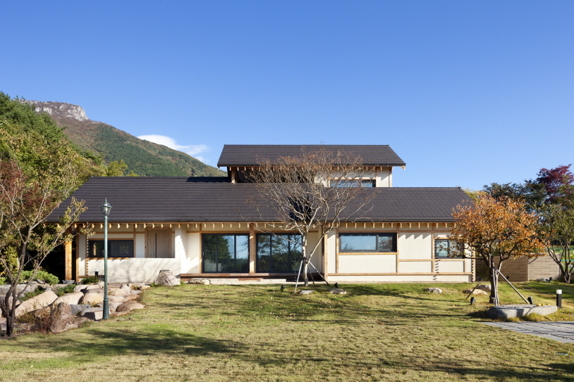 studio_GAON frames korean mountainous landscape through contemporary wooden hanok