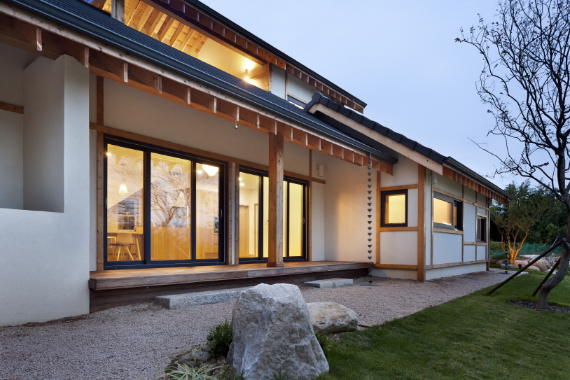 studio_GAON frames korean mountainous landscape through contemporary wooden hanok