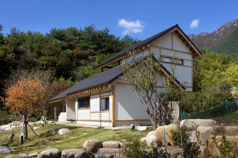 studio_GAON frames korean mountainous landscape through contemporary wooden hanok