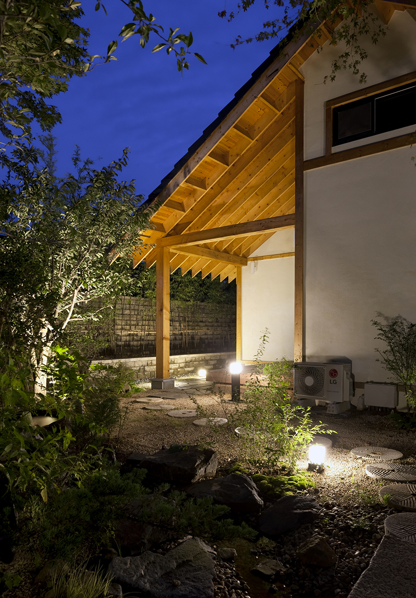 studio_GAON frames korean mountainous landscape through contemporary wooden hanok