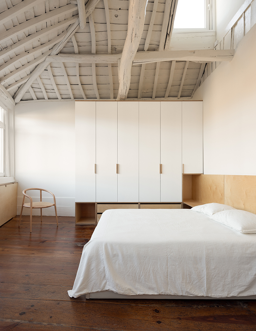 restoration unveils centuries-old wooden roof structure inside portuguese residence - 2