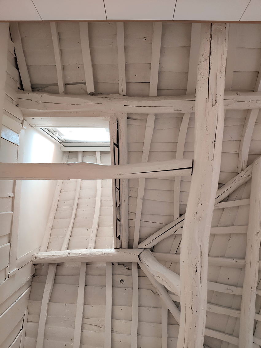 restoration unveils centuries-old wooden roof structure inside portuguese residence - 3