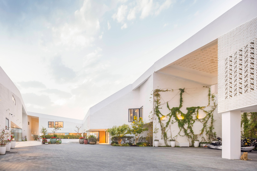 the tent residence simultaneously achieves the status of a desert camp by taep aap 4