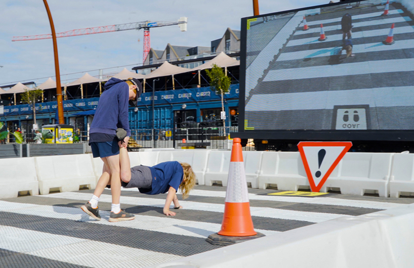 this street-based game by tomo kihara challenges you to get hit by a self-driving car to outsmart its AI